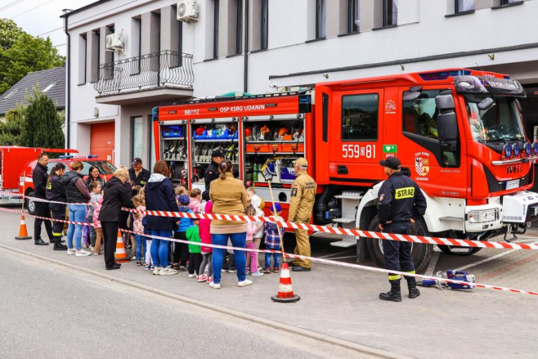 Remizę strażacką odwiedziły dzieci z Zespołu Szkolno-Przedszkolnego w Udaninie