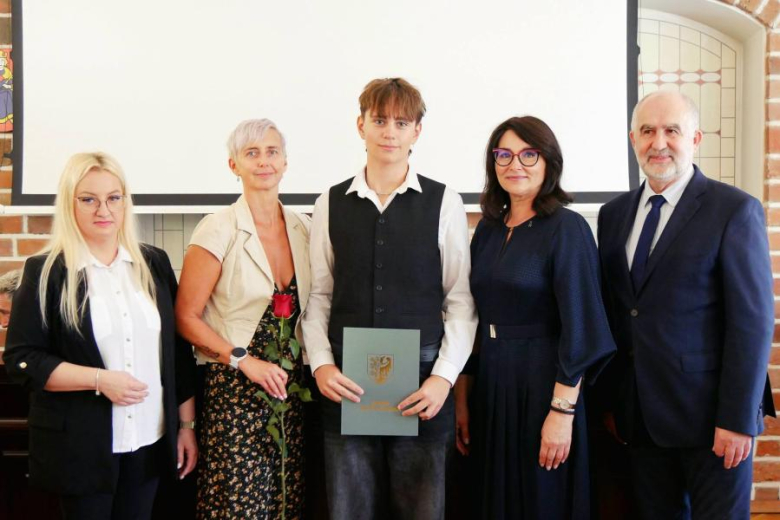 Wyróżniający się uczniowie i absolwenci gminnych szkół odebrali jednorazowe stypendia