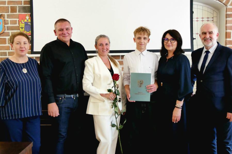 Wyróżniający się uczniowie i absolwenci gminnych szkół odebrali jednorazowe stypendia