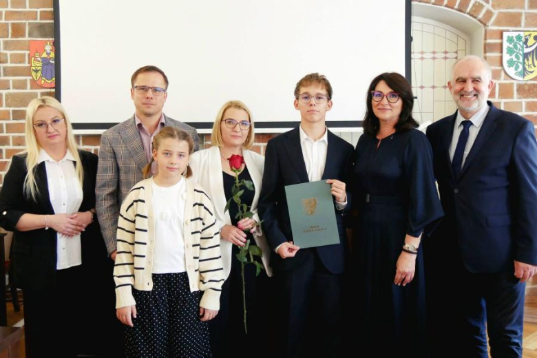 Wyróżniający się uczniowie i absolwenci gminnych szkół odebrali jednorazowe stypendia