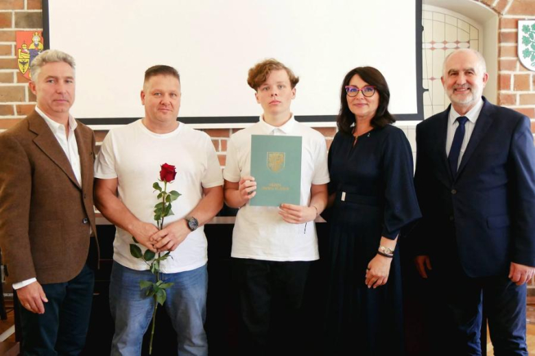 Wyróżniający się uczniowie i absolwenci gminnych szkół odebrali jednorazowe stypendia