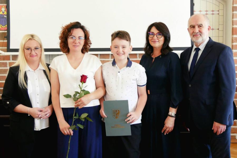 Wyróżniający się uczniowie i absolwenci gminnych szkół odebrali jednorazowe stypendia