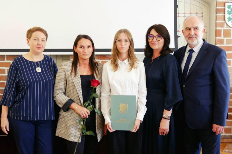 Wyróżniający się uczniowie i absolwenci gminnych szkół odebrali jednorazowe stypendia