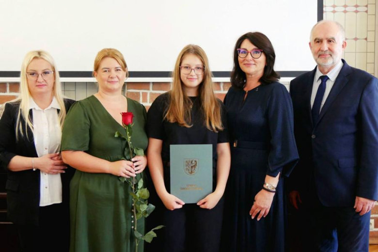 Wyróżniający się uczniowie i absolwenci gminnych szkół odebrali jednorazowe stypendia