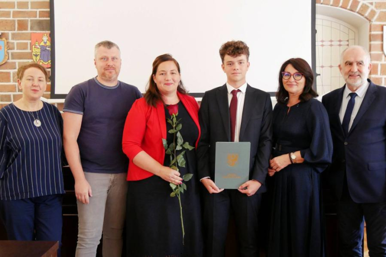 Wyróżniający się uczniowie i absolwenci gminnych szkół odebrali jednorazowe stypendia