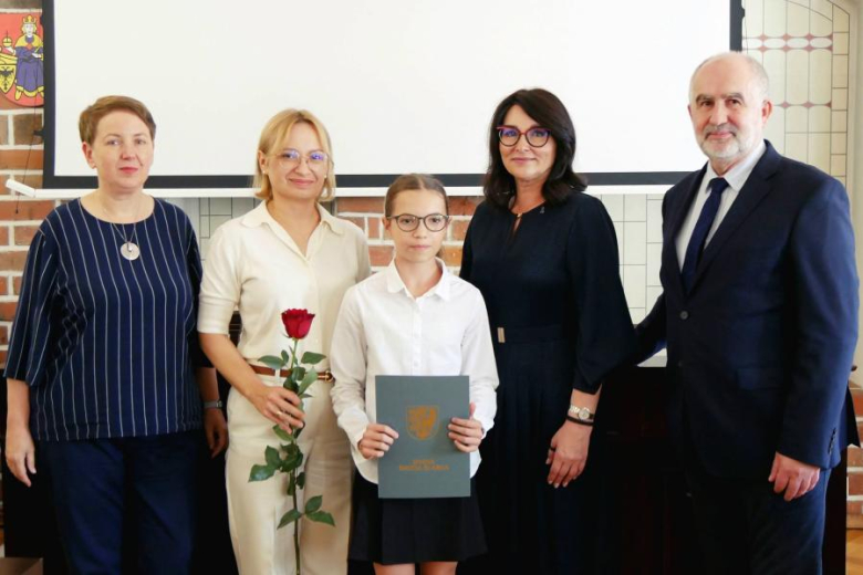 Wyróżniający się uczniowie i absolwenci gminnych szkół odebrali jednorazowe stypendia