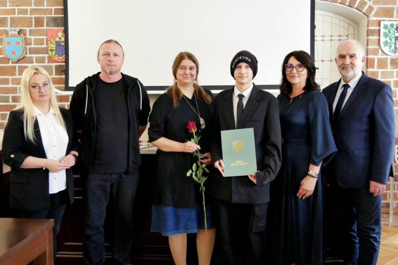 Wyróżniający się uczniowie i absolwenci gminnych szkół odebrali jednorazowe stypendia