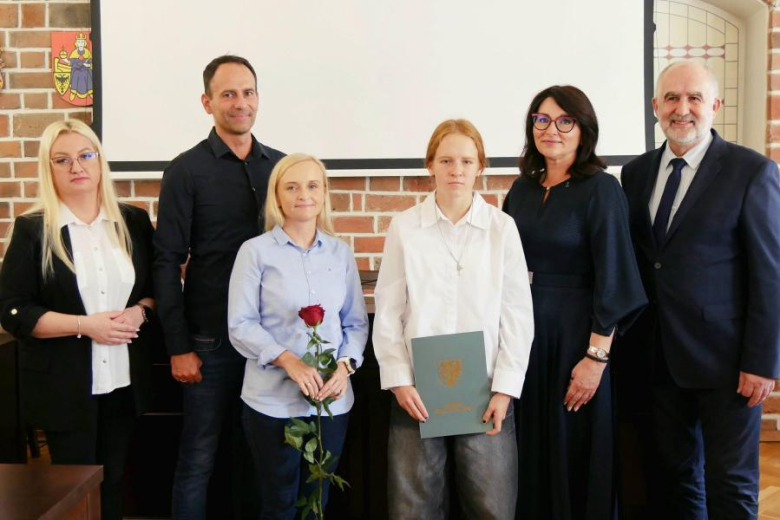 Wyróżniający się uczniowie i absolwenci gminnych szkół odebrali jednorazowe stypendia
