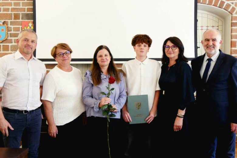 Wyróżniający się uczniowie i absolwenci gminnych szkół odebrali jednorazowe stypendia
