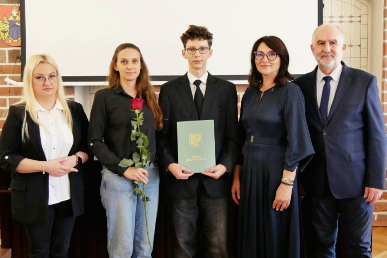 Wyróżniający się uczniowie i absolwenci gminnych szkół odebrali jednorazowe stypendia