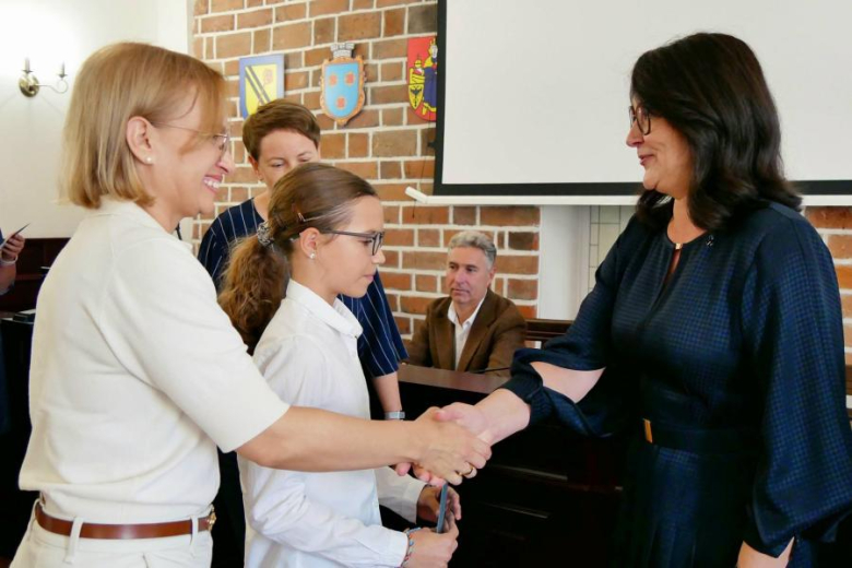 Wyróżniający się uczniowie i absolwenci gminnych szkół odebrali jednorazowe stypendia