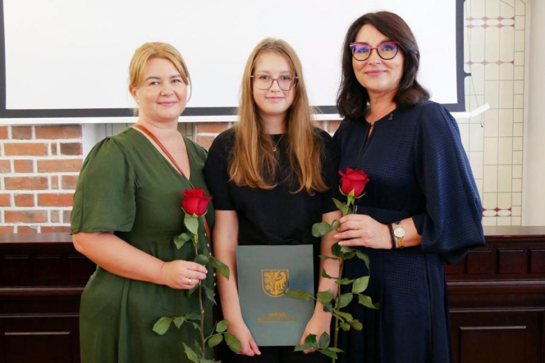 Wyróżniający się uczniowie i absolwenci gminnych szkół odebrali jednorazowe stypendia