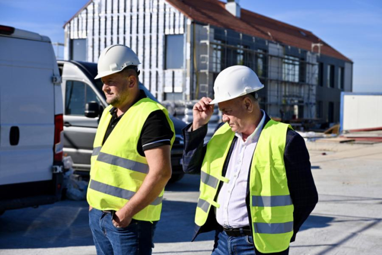 Radni i władze gminy na wizji lokalnej. Sprawdzili postęp kluczowych inwestycji