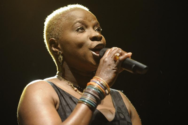 Angelique Kidjo rozgrzewająca publiczność