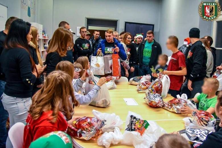 Odwiedziny kibiców w średzkim domu dziecka