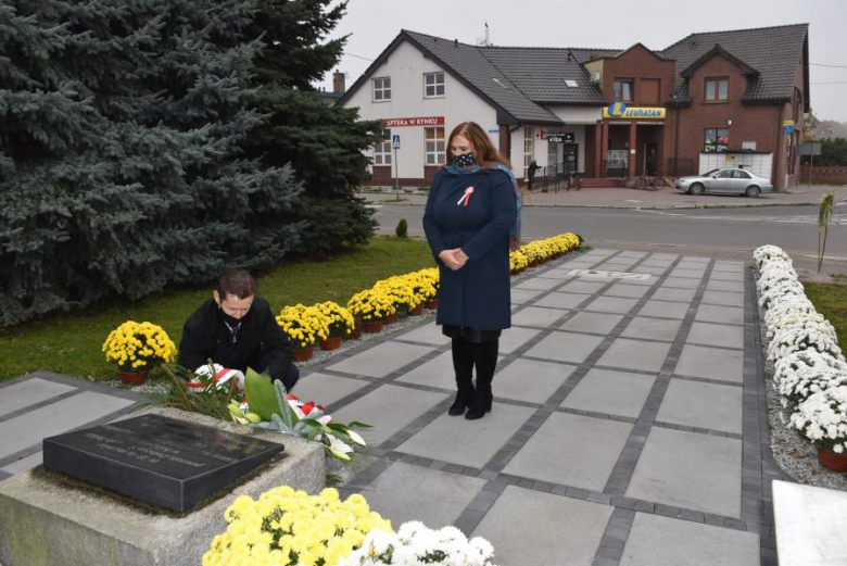 Złożenie kwiatów pod pomnikiem 