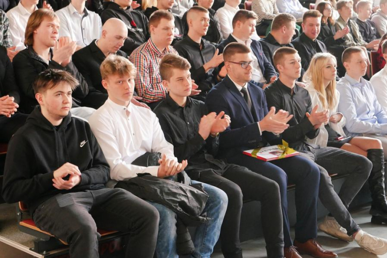 Powiatowe szkoły pożegnały maturzystów