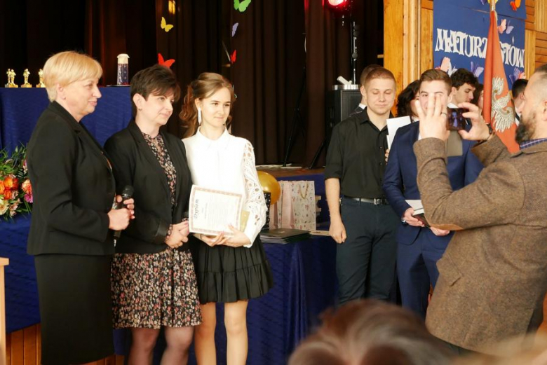 Powiatowe szkoły pożegnały maturzystów