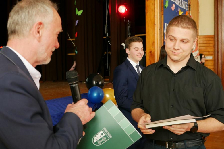 Powiatowe szkoły pożegnały maturzystów