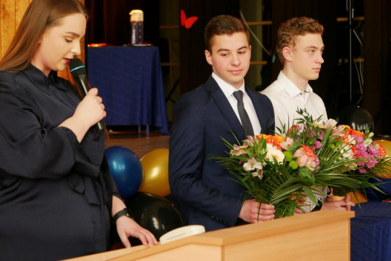 Powiatowe szkoły pożegnały maturzystów