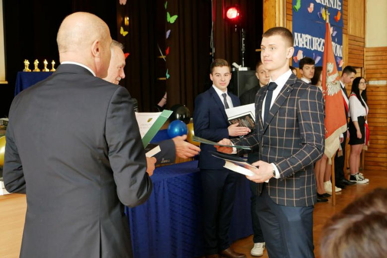 Powiatowe szkoły pożegnały maturzystów