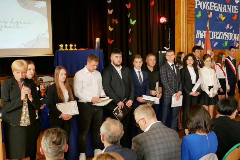 Powiatowe szkoły pożegnały maturzystów