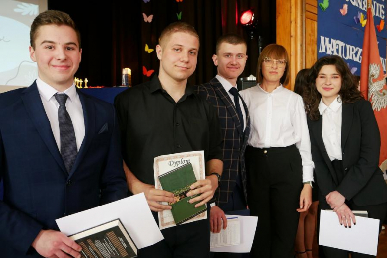 Powiatowe szkoły pożegnały maturzystów