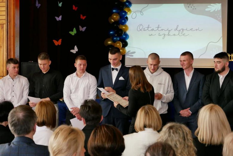 Powiatowe szkoły pożegnały maturzystów