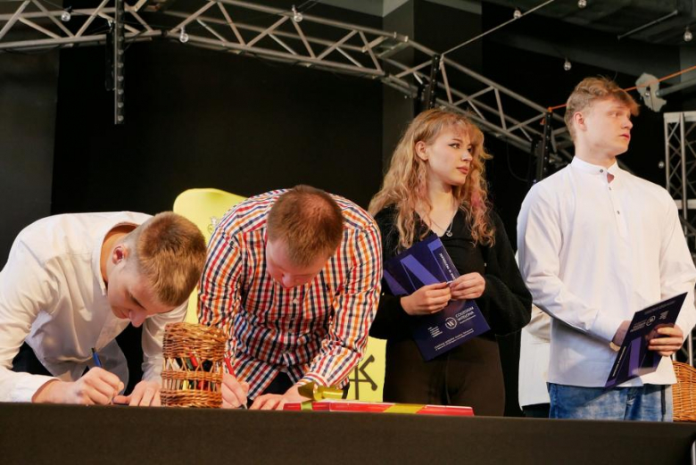 Powiatowe szkoły pożegnały maturzystów