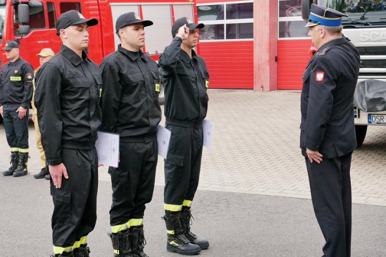 Ślubowanie wraz z nadaniem stopni służbowych trzem nowym funkcjonariuszom