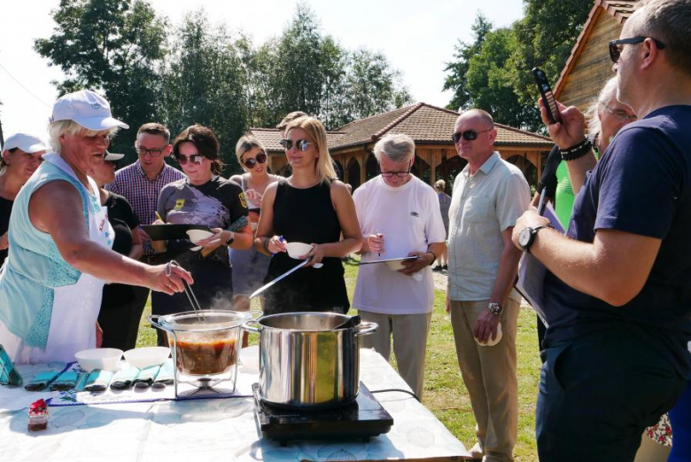 Ponad pięćdziesiąt osób nie wystraszyło się pogody i wzięło udział w powiatowym rajdzie rowerowym na