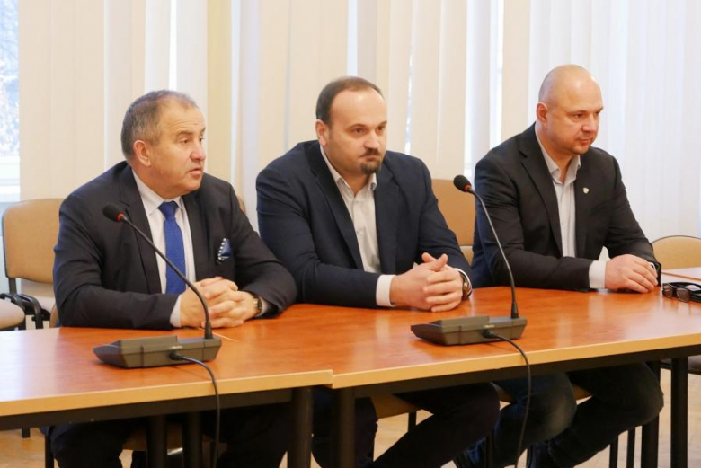 Podpisanie umowy na przebudowę dróg powiatowych