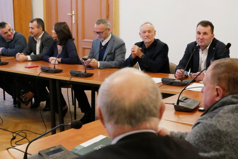 Podpisanie umowy na przebudowę dróg powiatowych