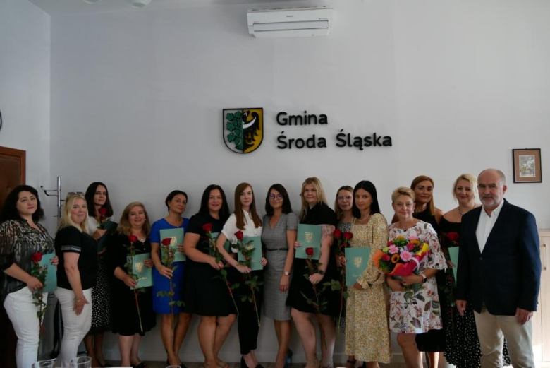 Pogratulowano nauczycielom, którzy właśnie zdali egzamin na stopień nauczyciela mianowanego