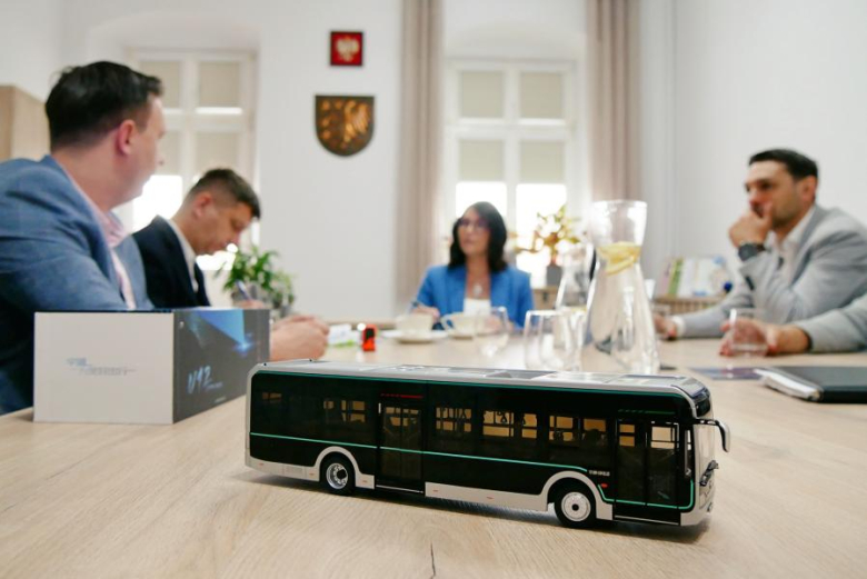 Dwa nowe autobusy elektryczne wzmocnią flotę Średzkiej Komunikacji Publicznej