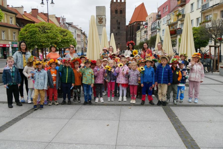 Przedszkolaki z Publicznego Przedszkola nr 3 „Pod Topolą” powitały jesień w Środzie Śląskiej