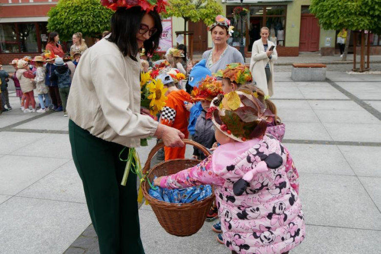 Przedszkolaki z Publicznego Przedszkola nr 3 „Pod Topolą” powitały jesień w Środzie Śląskiej