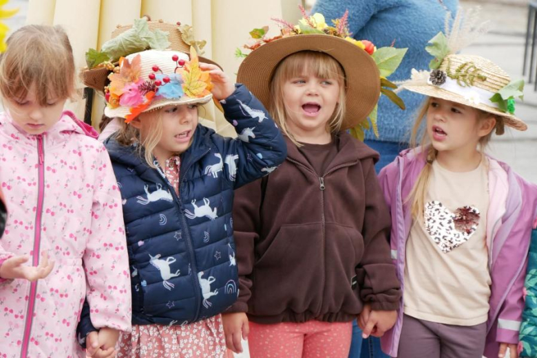 Przedszkolaki z Publicznego Przedszkola nr 3 „Pod Topolą” powitały jesień w Środzie Śląskiej
