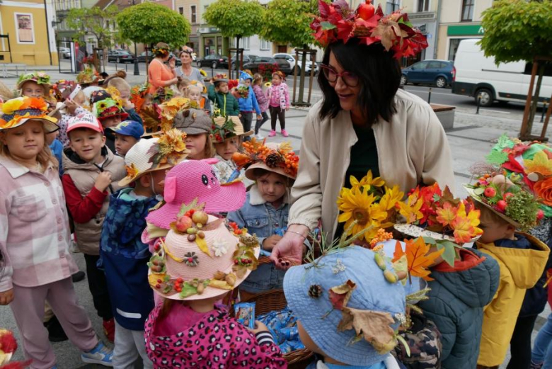Przedszkolaki z Publicznego Przedszkola nr 3 „Pod Topolą” powitały jesień w Środzie Śląskiej