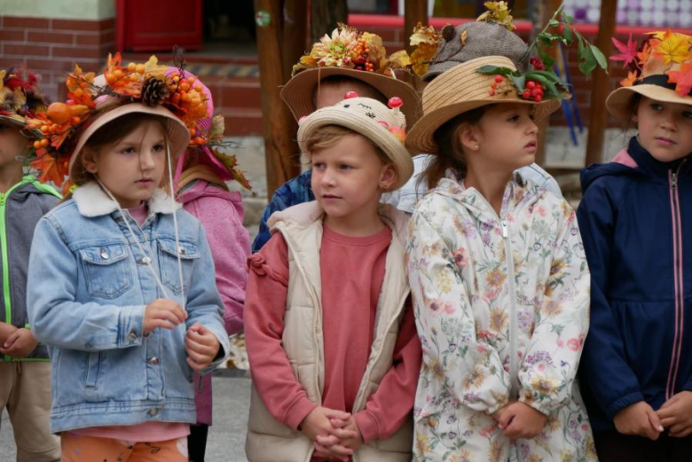 Przedszkolaki z Publicznego Przedszkola nr 3 „Pod Topolą” powitały jesień w Środzie Śląskiej