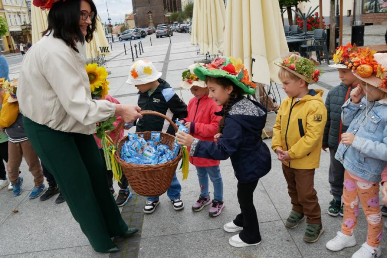 Przedszkolaki z Publicznego Przedszkola nr 3 „Pod Topolą” powitały jesień w Środzie Śląskiej