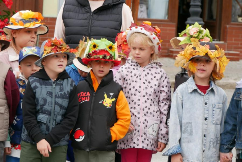 Przedszkolaki z Publicznego Przedszkola nr 3 „Pod Topolą” powitały jesień w Środzie Śląskiej