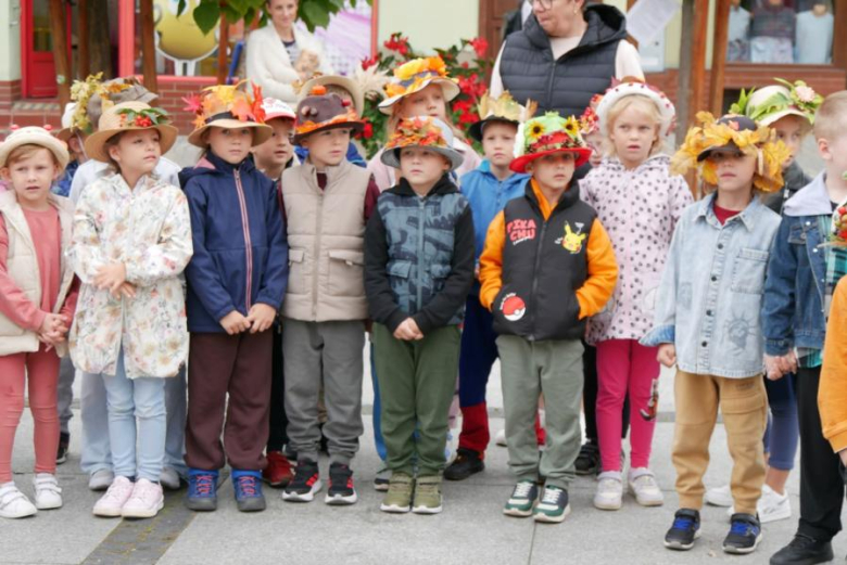 Przedszkolaki z Publicznego Przedszkola nr 3 „Pod Topolą” powitały jesień w Środzie Śląskiej