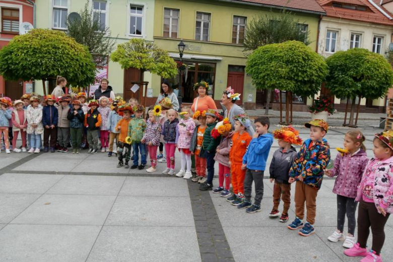 Przedszkolaki z Publicznego Przedszkola nr 3 „Pod Topolą” powitały jesień w Środzie Śląskiej