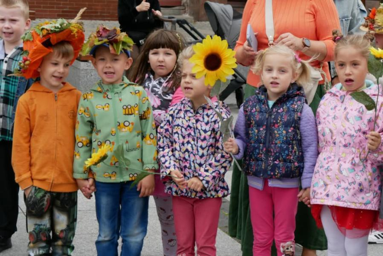 Przedszkolaki z Publicznego Przedszkola nr 3 „Pod Topolą” powitały jesień w Środzie Śląskiej