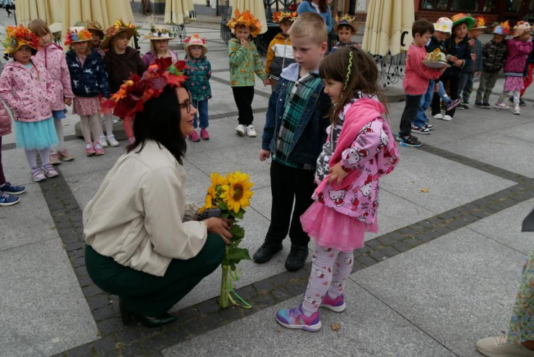 Przedszkolaki z Publicznego Przedszkola nr 3 „Pod Topolą” powitały jesień w Środzie Śląskiej