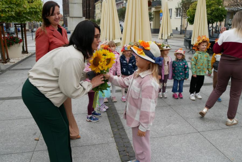 Przedszkolaki z Publicznego Przedszkola nr 3 „Pod Topolą” powitały jesień w Środzie Śląskiej
