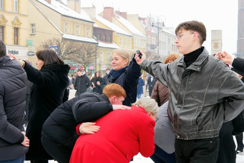 Średzcy maturzyści zatańczyli dla Rolanda
