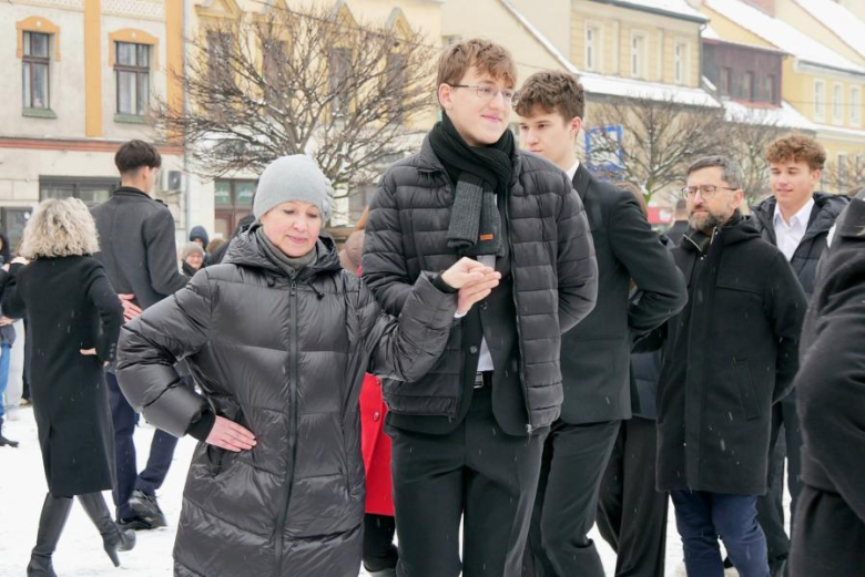 Średzcy maturzyści zatańczyli dla Rolanda