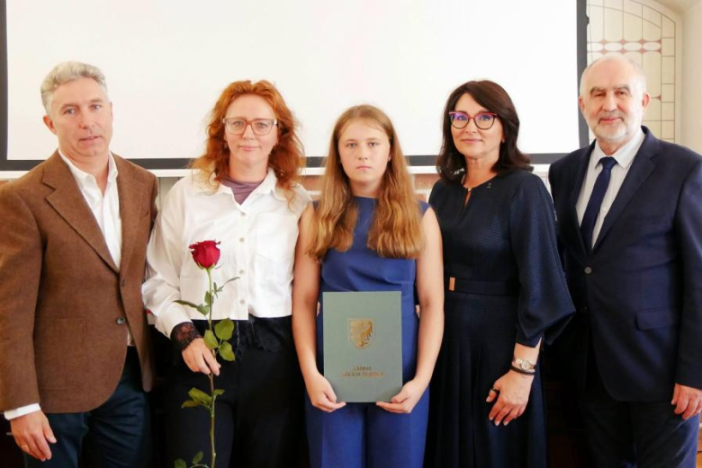 Wyróżniający się uczniowie i absolwenci gminnych szkół odebrali jednorazowe stypendia